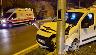 Malatya'da Kontrolden Çıkan Araç Direğe Çarptı! 2 Kişi Yaralandı