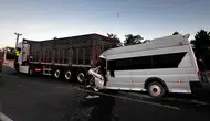 Tarım İşçilerini Taşıyan Minibüs Tırın Altına Girdi: 18 Yaralı
