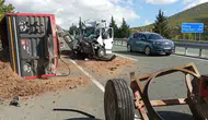 Elazığ-Malatya Yolunda Minibüs, Gübre Yüklü Traktöre Çarptı