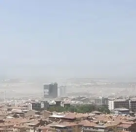 Malatya'da Toz Alarmı! Kuvvetli Rüzgâr Şantiyelerden Kalkan Tozu Kent Merkezine Taşıdı