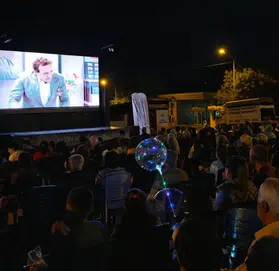 Arguvan’da Sinema Akşamı: Yüzlerce Kişi Nazım Hikmet Meydanı’nda Buluştu
