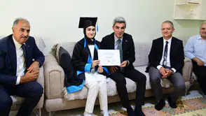 Evde Eğitim Gören Hatime’nin Karne Heyecanına İl Müdürü Ortak Oldu