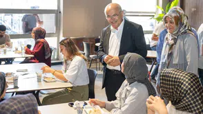 Başkan Sami Er Öğrencilerle Aynı Sofrada Buluştu: Şehir Kütüphanesi'nde Ücretsiz İkram Geleneği Sürüyor