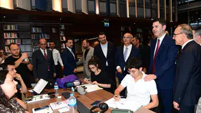 Bakan Murat Kurum Malatya'da Öğrencilerle Buluştu! Şehir Kütüphanesine Tam Not Verdi