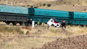 Hekimhan’da Hemzemin Geçitte Korkutan Kaza: Yük Treni Kamyona Çarptı