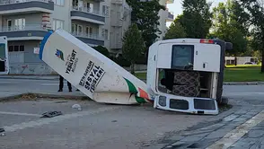 Malatya’da Minibüs Takla Attı: 4 Kişi Yaralandı, Belediye Panosu Yerinden Söküldü