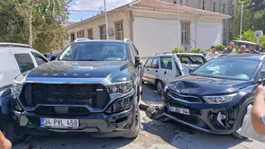 Park Halindeki Araçlar Hasar Gördü, Elektrikli Bisiklet Sürücüsü Ağır Yaralandı