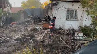 Dilek'te Korkutan Yangın! Ev ve Ekmek Damı Alevlere Teslim Oldu