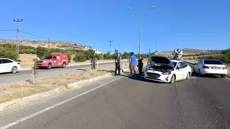 Arguvan Kavşağında Korkutan Kaza! Lastiği Patlayan Otomobil Karşı Şeride Savruldu