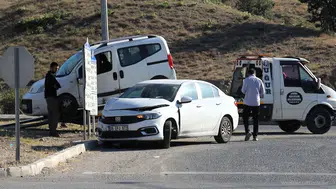 Arguvan Kavşağı'nda Kaza: İki Otomobil Çarpıştı, 2 Kişi Yaralandı