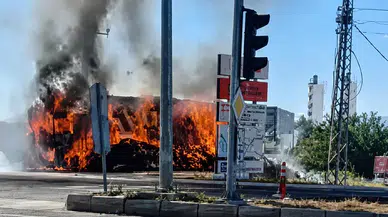 Malatya-Ankara Yolunda Korkutan Yangın: Saman Yüklü Tır Küle Döndü