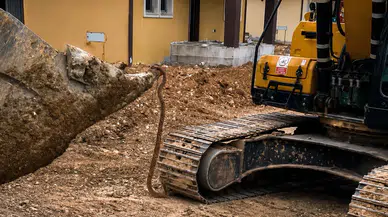 Darende’de Şantiyede Panik Yaratan Misafir! 3 Metrelik Yılan İş Makinesiyle Güvenli Şekilde Uzaklaştırıldı