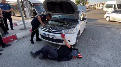 Motor Bölümüne Giren Yavru Kedi, İtfaiyenin Kedi Sesiyle Bulundu
