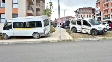 Malatya'da Sabah Saatlerinde Kaza: Minibüs ile Hafif Ticari Araç Çarpıştı, 2 Kişi Yaralandı
