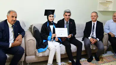 Evde Eğitim Gören Hatime’nin Karne Heyecanına İl Müdürü Ortak Oldu