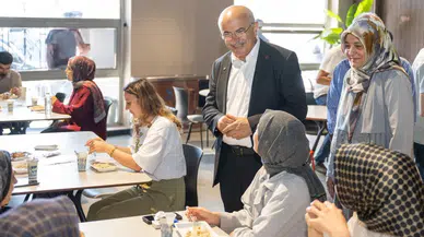 Başkan Sami Er Öğrencilerle Aynı Sofrada Buluştu: Şehir Kütüphanesi'nde Ücretsiz İkram Geleneği Sürüyor