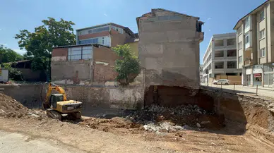 Temel Kazısı Sırasında Panik! Toprak Kayması Nedeniyle Ev Boşaltıldı