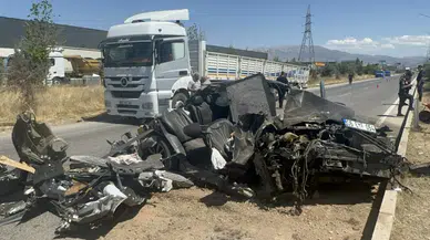 Tıra Arkadan Çarpan Otomobil Hurdaya Döndü! Sürücü Ağır Yaralandı