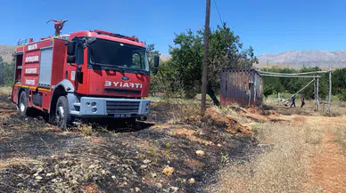 Doğanşehir'de Ot Yangını Konteynerlere Sıçradı! Maddi Hasar Oluştu