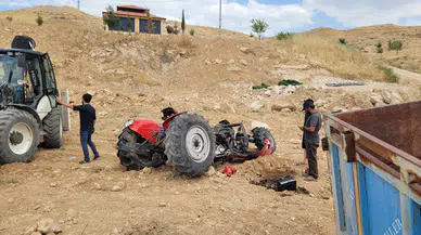 Malatya'da Traktör Kazası! Havalimanı Yolunda Şarampole Devrildi, 2 Kişi Yaralandı