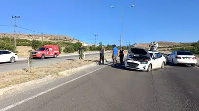 Arguvan Kavşağında Korkutan Kaza! Lastiği Patlayan Otomobil Karşı Şeride Savruldu