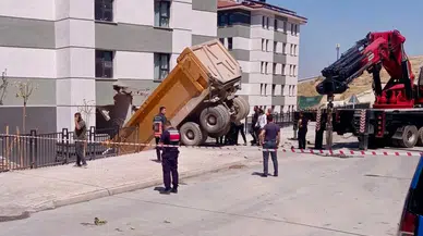 İkizce TOKİ Konutlarında Korku Dolu Anlar: Freni Boşalan Hafriyat Kamyonu Binaya Çarptı