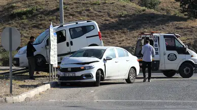 Arguvan Kavşağı'nda Kaza: İki Otomobil Çarpıştı, 2 Kişi Yaralandı