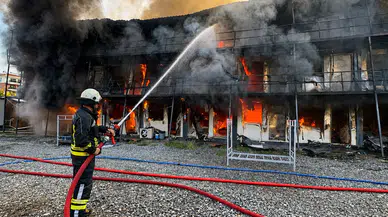 Salköprü'de Şantiye Yangını: 180 Konteyner Küle Döndü, İşçiler Son Anda Kurtuldu