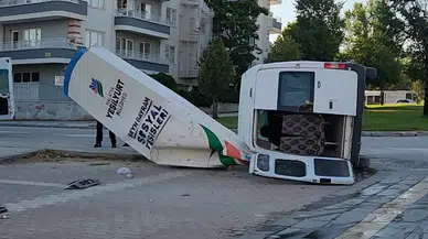 Malatya’da Minibüs Takla Attı: 4 Kişi Yaralandı, Belediye Panosu Yerinden Söküldü