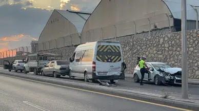 Anayurt Bulvarı’nda 4 Araç Birbirine Girdi: Trafik Uzun Süre Aksadı