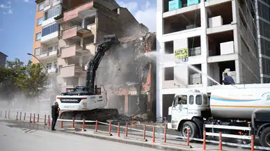Yeşilyurt’ta Metruk Yapıya Kontrollü Yıkım: Bölge Güvenli Hale Getirildi