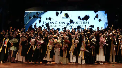 İnönü Üniversitesi İlahiyat Fakültesi’nde Mezuniyet Coşkusu: Genç İlahiyatçılar Diplomalarını Aldı