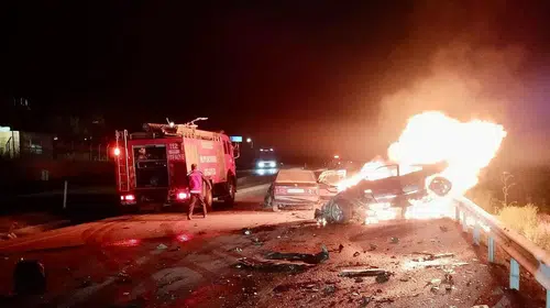 Malatya Yolunda Can Pazarı! İki Otomobil Çarpıştı, Araçlardan Biri Alev Aldı