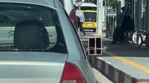Malatya Trafiğinde Gülümseten Görüntü! Kırılan Aynaya Bulduğu Çözüm Şaşkınlık Yarattı