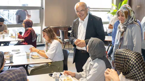 Başkan Sami Er Öğrencilerle Aynı Sofrada Buluştu: Şehir Kütüphanesi'nde Ücretsiz İkram Geleneği Sürüyor
