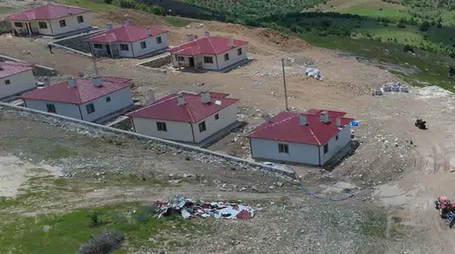 Deprem Konutlarında Bekleyiş Uzadı: Ballıkaya Mahallesi’nde Vatandaşlar Teslim Tarihi Bekliyor
