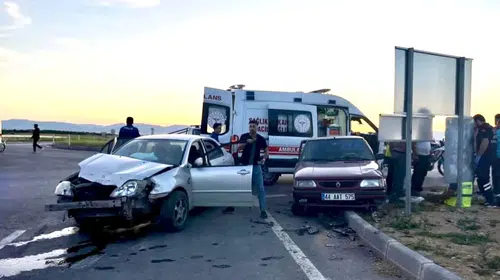 Kuzey Çevreyolu’nda Korkutan Kaza: Dilek Kavşağı’nda İki Otomobil Çarpıştı, Yaralılar Var
