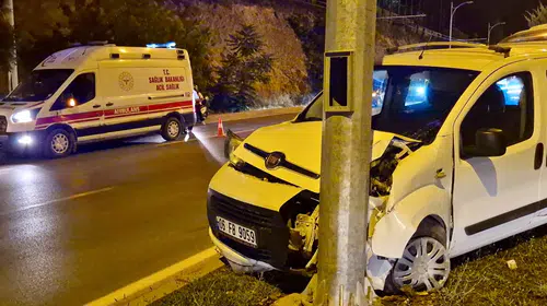 Malatya'da Kontrolden Çıkan Araç Direğe Çarptı! 2 Kişi Yaralandı