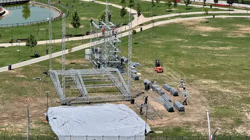 100. Yıl Kent Parkı Festival İçin Hazır! Dev Sahnenin Kurulumu Başladı