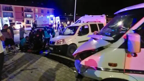 İkizce Mahallesi'nde Kaza! Çekici ile Hafif Ticari Araç Birbirine Girdi
