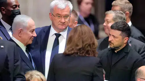 Graham'ın Cenazesinde Dikkat Çeken Görüşme! Zelenski ile Netanyahu'nun Gündeminde İHA'lar Vardı