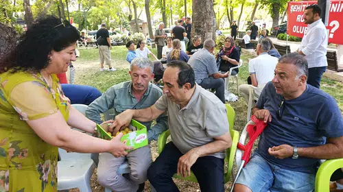 Malatyalılardan Gazi ve Şehit Ailelerine Anlamlı Destek! Güvenpark'ta Kayısı İkramı