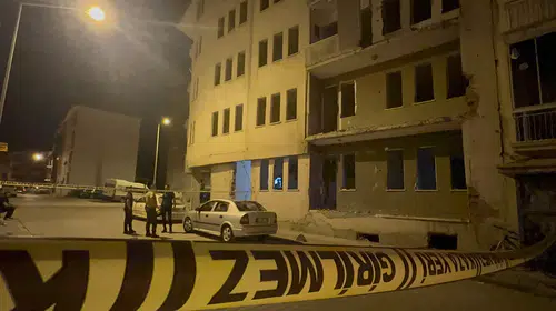 Aslanbey Mahallesinde Ağır Hasarlı Binanın Çatısından Atlayan Şahıs Hayatını Kaybetti