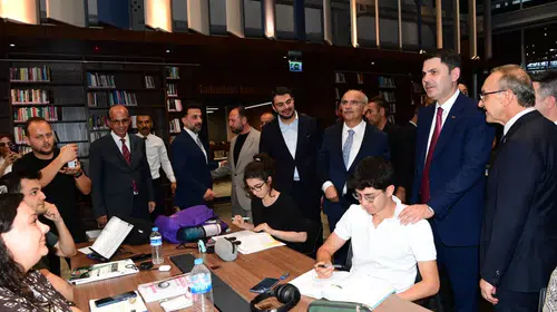 Bakan Murat Kurum Malatya'da Öğrencilerle Buluştu! Şehir Kütüphanesine Tam Not Verdi