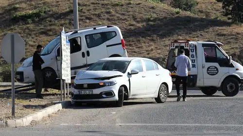 Arguvan Kavşağı'nda Kaza: İki Otomobil Çarpıştı, 2 Kişi Yaralandı