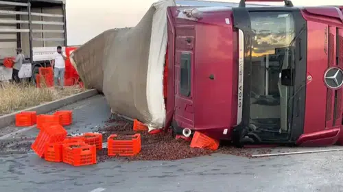Malatya’da Peş Peşe İki Kaza: Kayısılar Yola Saçıldı, Sürücü Araçta Sıkıştı