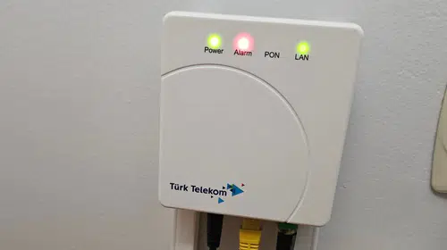 Çöşnük'te İnternet Krizi Büyüyor: Yakamoz Sokak Sakinleri Haftalardır Bağlantı Bekliyor