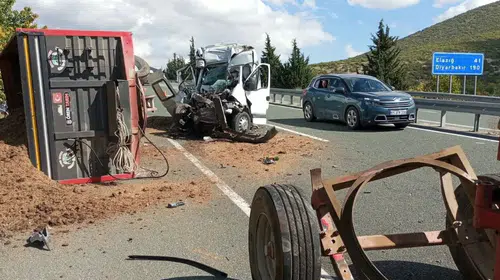 Elazığ-Malatya Yolunda Minibüs, Gübre Yüklü Traktöre Çarptı