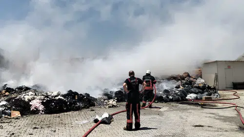 Malatya OSB’de Yangın Alarmı: Tekstil Fabrikasındaki Alevler Kısa Sürede Kontrol Altına Alındı