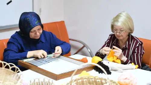 Yeşilyurt’ta Kadınların El Emeği Kazanca Dönüşüyor: Geleneksel Sanatlar Yeniden Hayat Buluyor